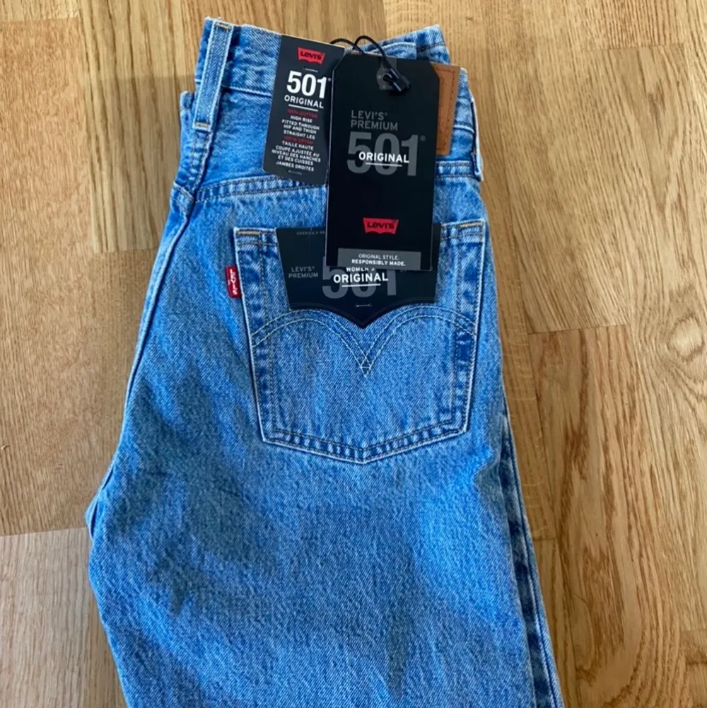Säljer mina helt nya levi’s jeans i modellen 501. Jeansen är oanvända, säljer då dem är i fel storlek. Prislappen kvar. Frakt ingår inte💕. Jeans & Byxor.