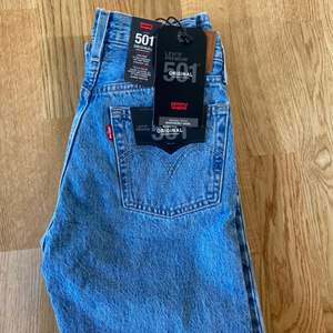 Säljer mina helt nya levi’s jeans i modellen 501. Jeansen är oanvända, säljer då dem är i fel storlek. Prislappen kvar. Frakt ingår inte💕