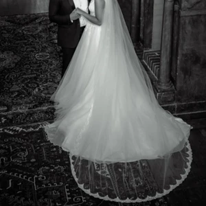 Brudslöja  - Säljer min brudslöja. Gott skick. Köpt för 2500kr, säljer för 1300kr. Ej kemtvättad. 