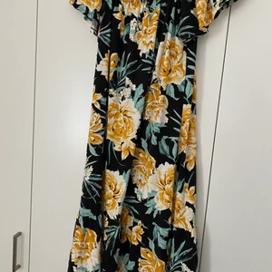 Blommig klänning 🌻 - STORLEK: XL | SKICK: Använd | Blommig sommarklänning med ärmar från Gina Tricot! Köpt i en klädgrupp på Facebook, men aldrig använt själv. Fint skick! 🌼