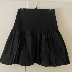 Kjol  - Super fin kjol i storlek S med resår upptill! Aldrig använd pga för stor för mig. 150kr frakt ingår  🖤