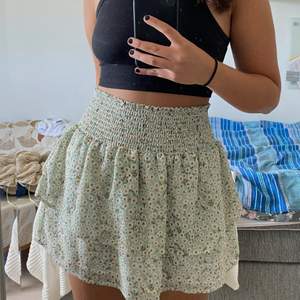 Jättesöt kjol köpt på zalando🍉🤩 Säljer då den tyvärr är lite för kort för mig och därav inte kommit till användning:( Hög resår i midjan som man kan vika ner, går även att ha kjolen lågmidjad om man vill😁😁 