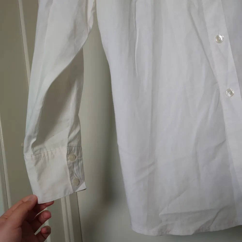 Klassisk vit skjorta med krås. Ingen storleksmärkning men är som en M🍀. Skjortor.