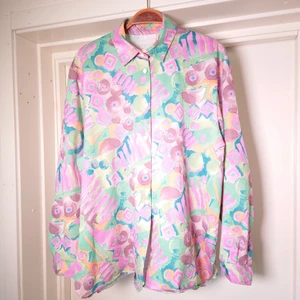 Vintage skjorta/blus - Vintage skjorta/blus i fina färger (syns bättre på andra bilden). Luftig och skön att ha på sig. Är som en M/L i storleken🪴