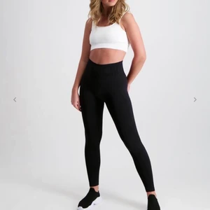 Aimn seamless träningstights  - Jag säljer dessa skitsnygga seamless träningstights från Aimn i storlek S som är helt oanvända då jag råkade köpa två par. Passar S/M, lappar är kvar.                                                               Säljer dom för 200kr + 48 kr frakt. (Köparen står för frakten) ❣️