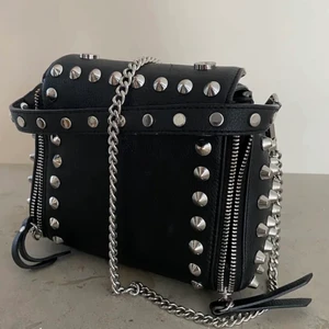 Väska - Lånad bild!! Jättesnygg väska från zara som är helt slutsåld. Buda från 250kr i kommentarerna!❤️ frakt tillkommer på 79kr (postnords blåa L påse) HÖGSTA BUD 490KR+ FRAKT💓💓