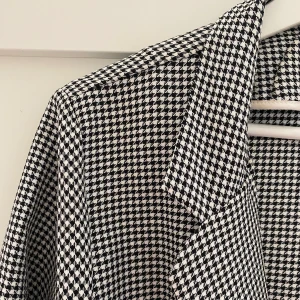 Tunn jacka/kavaj - Jättefin kavaj som även kan användas som en tunn jacka! Gott skick! Storleken är EUR 40, men passar både större och mindre. Jag bär i vanliga fall storlek 36!