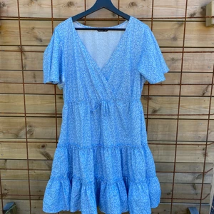 Blå klänning  - Säljer min klänning som inte föll mig i smaken. Det är storlek L och den var lite för stor för mig & satte sig inte charmigt på min kropp. Köpte för 129kr, säljer för 80kr + frakt