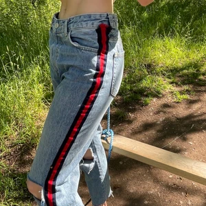 Coola jeans med detaljer  - Jeans med hål på knäna och detaljer på sidorna 