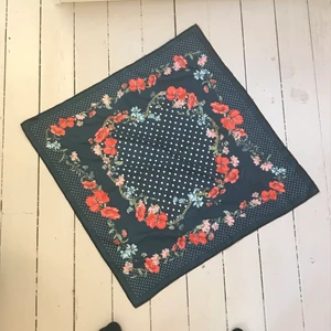 sjal/scarf  - GULLIG SJAL SOM MAN KAN STYLA LITE HUR SOM HELST! om du vill ha mer info eller bilder skriv till mig privat! 