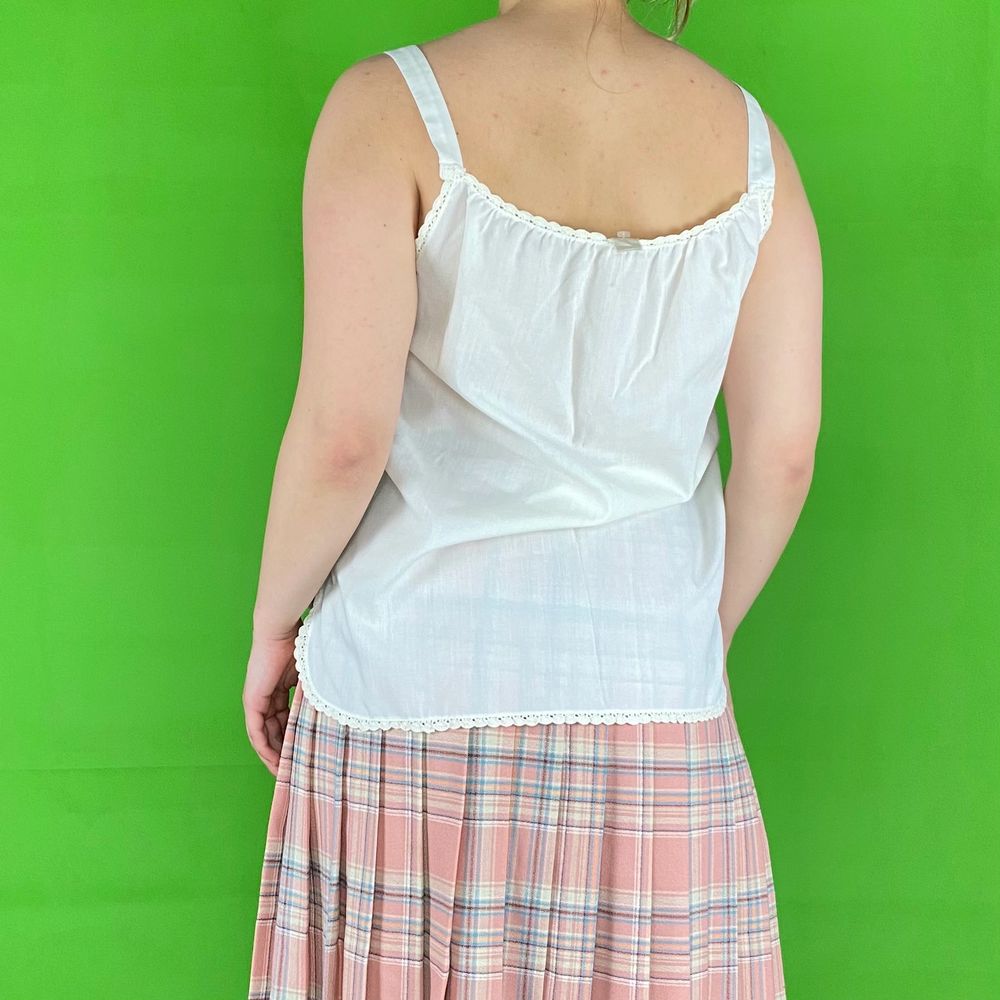 Supersöt cottagecore, farmercore topp. Antagligen vintage! Ingen storlek eller materiallapp finns. I bra skick! Modellen använder vanligtvis storlek S-M och är 169cm för referens. Flowy och perfekt för sommarvärmen. Byst bredd 51cm. Längd 54cm. Spårbar frakt på 66kr är inräknad i priset. . Toppar.