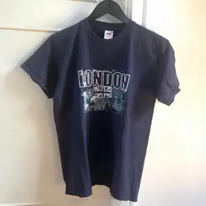 Mörkblå t-Shirt med texten ”London” tryckt över bröstet.   Använd max 5 gånger och är köpt i London