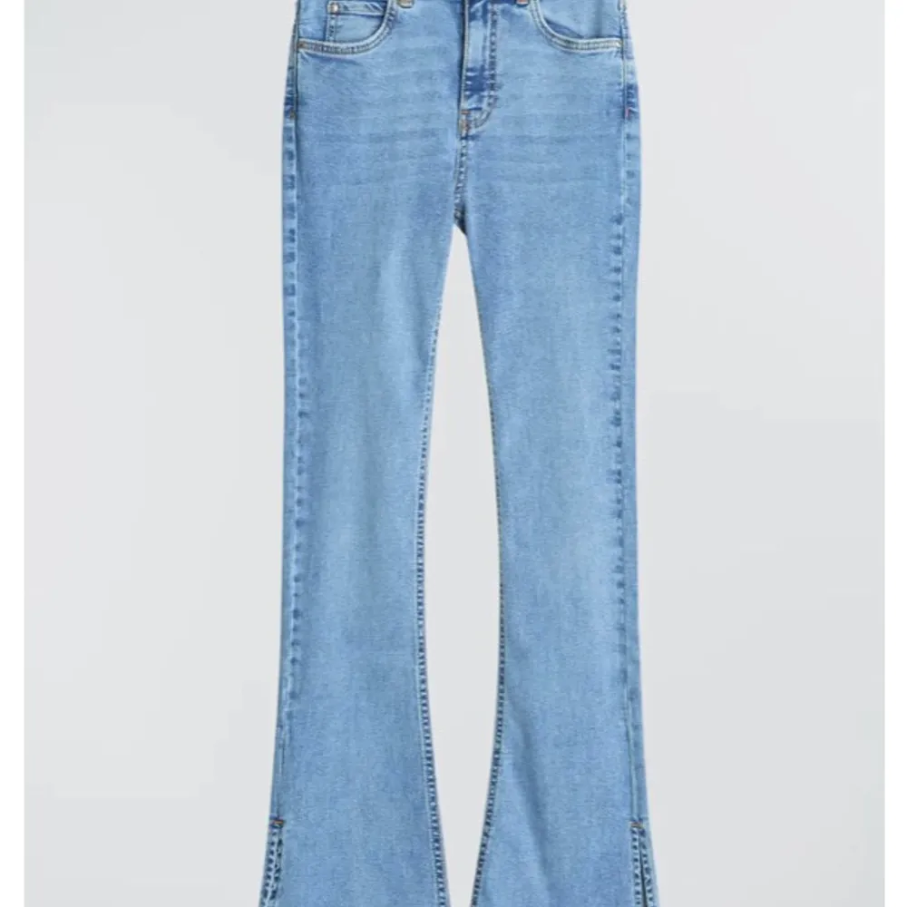 Petite jeans med passform. Jeansen är blå och Bolt-cut och har smal passform. Den har hög midja, komfort  stretch och kortare benlängd. Perfect för de som är 160 cm ( 5 ft 3 tum ) eller kortare.. Jeans & Byxor.