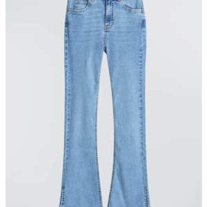 Petite jeans med passform. Jeansen är blå och Bolt-cut och har smal passform. Den har hög midja, komfort  stretch och kortare benlängd. Perfect för de som är 160 cm ( 5 ft 3 tum ) eller kortare.