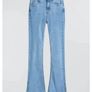 Perfect jeans  - Petite jeans med passform. Jeansen är blå och Bolt-cut och har smal passform. Den har hög midja, komfort  stretch och kortare benlängd. Perfect för de som är 160 cm ( 5 ft 3 tum ) eller kortare.