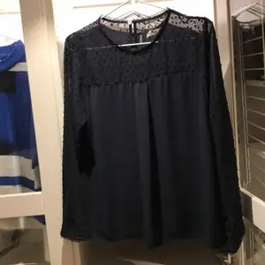 Marinblå blus från Zara i storlek M. Sparsamt använd. Nypris: 249kr. Kan både posta och mötas upp! 
