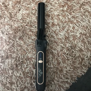 Locktång  - Säljer min locktång pga att jag aldrig lockar håret längre det fattas en liten plupp som ska sitta på toppen men den funkar lika bra med som utan , Köpte den för 89kr Och säljer den för 59kr + frakten ingår 