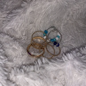 Ringar  - Säljer dessa jätte fina ringar. Har ändast använt dom en gång. Första raden kostar 20 kr andra raden som jag har gjort själv 15 kr. Tredje raden 30 kr.  