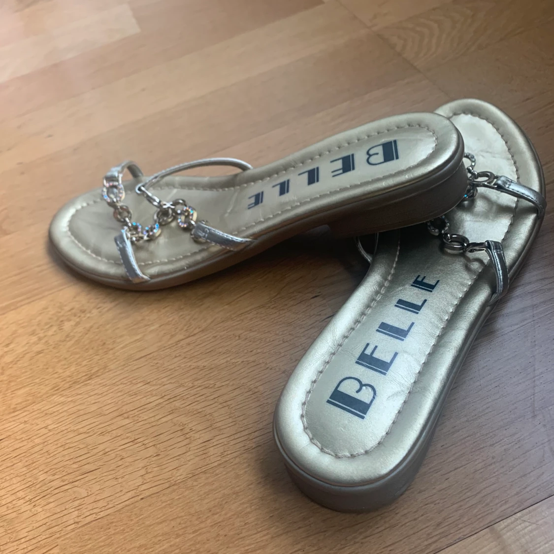 Guld sandaler från Belle - 90