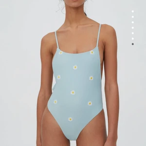 Baddräkt  -  En super fin, aldrig använd baddräkt från pull and Bear! Säljer då det var en för liten storlek för mig! Köparen står för frakt 💕