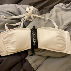 Helt ny bikini bandeau från ck - Helt ny bikini bandeau från calvin klein. Nypris låg runt 500.☺️ Aldrig använd.