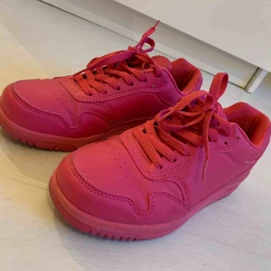 Neonrosa sneakers - Säljer dessa snygga sneakers i neonrosa! Sparsamt använda. Väldigt bekväma, normal i storlek.  Fraktar eller möts upp vid Telefonplan 🌸
