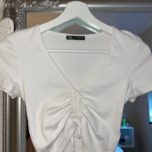 Topp - Crop top från Zara, aldrig kommit till användning så är i nyskick, jätte fin sommartopp. Skriv privat vid frågor💕