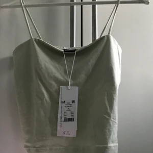 Helt nytt ginalinne  - Helt oanvänt Ginalinne köpt sommar 2020. Har lappar kvar. Strl S. Färgen gör sig inte rättvis på bild men den är mintgrön. 