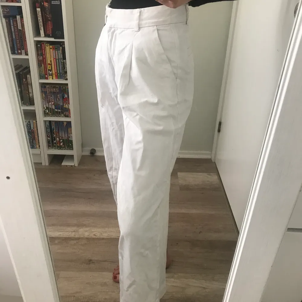 Vita, högmidjade och utsvängda byxor i bomull från monki st 36. Väldigt sköna och passar till mycket! . Jeans & Byxor.