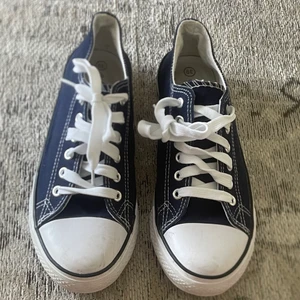 Converse kopior - Skorna är använda ett få tal gånger, och derför har som några slitningar här och där. Men skulle ändå säga att dom är i ett bra skick. Dom är mörk blåa, och sko snörena är helt nya. Skorna är köpta för 499kr. Priset kan diskuteras
