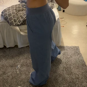 Linnebyxor  - Blåa super söta linnebyxor , Jag är en Xs och sitter lite oversized på mig så passar en Xs-M beror på hur man vill de ska sitta  , Köparen står för frakt 