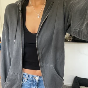 Kofta - Säljer denna superfina oversized koftan i en urtvättad grå färg med en lapp där bak i storlek L. Pris: 150kr + frakt💕