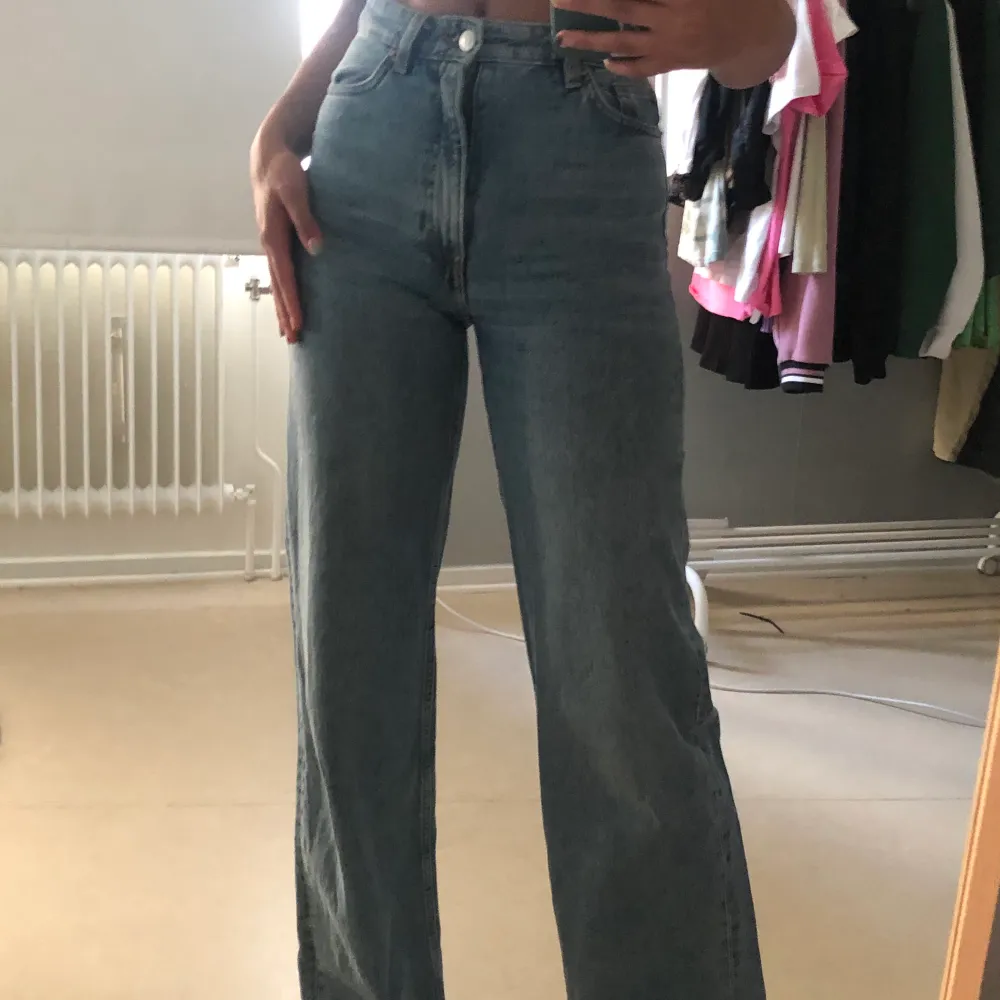 Blåa (Yoko)jeans från Monki säljer dom för att dom är för små för mig. Inga defekter. Pris: 180 + frakt. Jeans & Byxor.