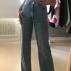 Yoko jeans - Blåa (Yoko)jeans från Monki säljer dom för att dom är för små för mig. Inga defekter. Pris: 180 + frakt