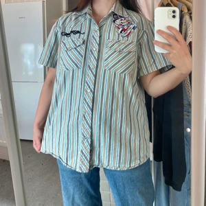 Ed hardy skjorta - Unik Ed Hardy skjorta köpt på vintagebutik. Superbra skick och knappt använd av mig!! Bortklippt lapp men ca. herrstorlek Medium, kanske Large. Gratis frakt!! 