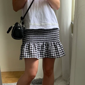 Rutig kjol - Säljer denna fina rutiga kjol från HM i storlek xxs. Frakt tillkommer på 48 kr🥰🥰