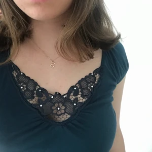 Topp från Vero Moda - Säljer denna supersöta topp med fina detaljer från Vero Moda! Är i storlek M men skulle mer säga att den är en XS-S. Använd men i bra skick. ✨💫💞