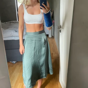 Sidenkjol  - Säljer denna fina kjol från H&M. Den är köpt för ett tag sen men sparsamt använd💙💙