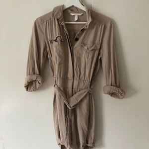 Byxdress - Byxdress från hm i beige, bälte i midjan. Storlek 34.