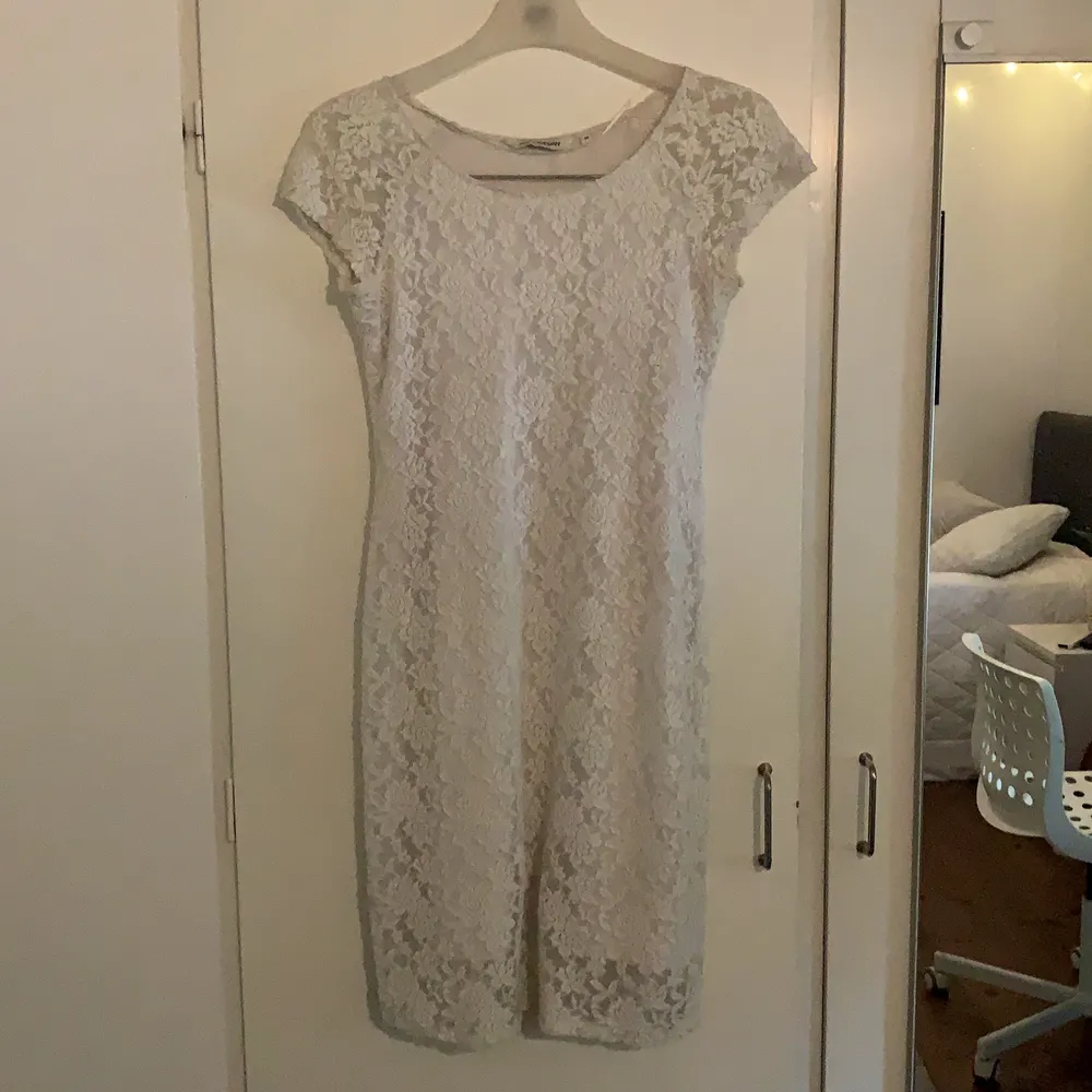 En vit spetsklänning från Kappahl. Den har en relativt figurnära passform😃✨ Köparen står för eventuell frakt!📦 . Klänningar.