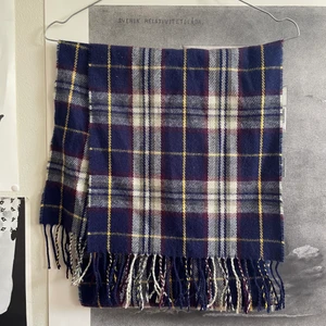 Halsduk  - Halsduk i blått-vit-rött-gult mönster. 2 meter lång ca 30 cm bred 