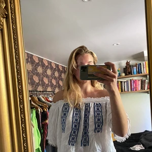 Fin sommarblus  - Säljer denna fina blus, passar både som off shoulder och vanligt, köpt utomlands för flera år sedan🦋
