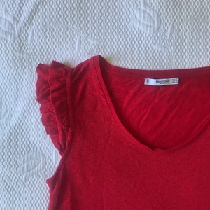 Röd topp från Mango - Supersöt topp från Mango. I nyskick. ❤️❤️