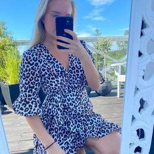Omlottklänning i leopard 🐆🧡🖤 - En omlottklänning i leopard mönster som köptes i spanien förra sommaren 🐆🐆 andra bilden ger ett mer rättvis bild på färgen 😇 i strl M men passar även mindre storlekar då den går att dra åt 