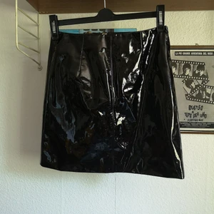 Lackkjol  - Lackkjol, oanvänd. Passar xs-s. 100kr