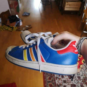 Adidas sneakers - 80s style stl 36  - Adidas sneakers i modellen - (artikelnr q20704). Väldigt 80tal!!😍 Dyra nya men minns ej exakt pris. Säljs inte längre heller så kan inte hitta någon referens. Fint skick, lite smutsiga på utsidan bara och lite slitage på insidan. Storlek 36, känns True to size, jag är vanligtvis 36,5 o de är något för små enligt mig.  Kom med prisförslag!