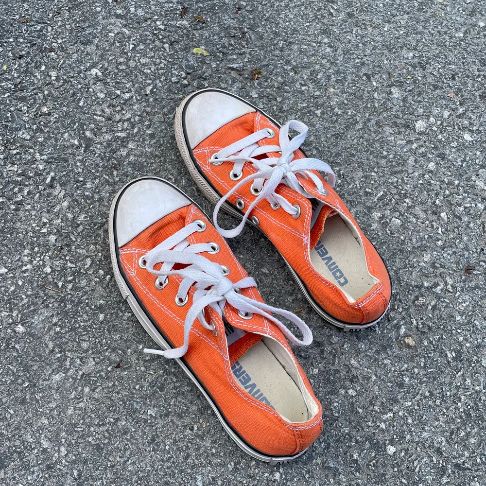 Jättesnygga orangea converse skor i storlek 35. De är i mycke bra skick!!😊 kontakta vid frågor, fler bilder eller vid intresse!! :) köparen står för frakten. Skor.
