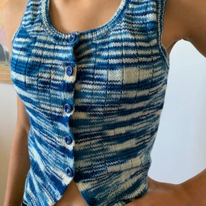 Stickad väst! - Super gullig stickad väst som jag har köpt på second hand, har tyvärr ingen storleksmärkning men passar XS! Säljer för 50kr + frakt