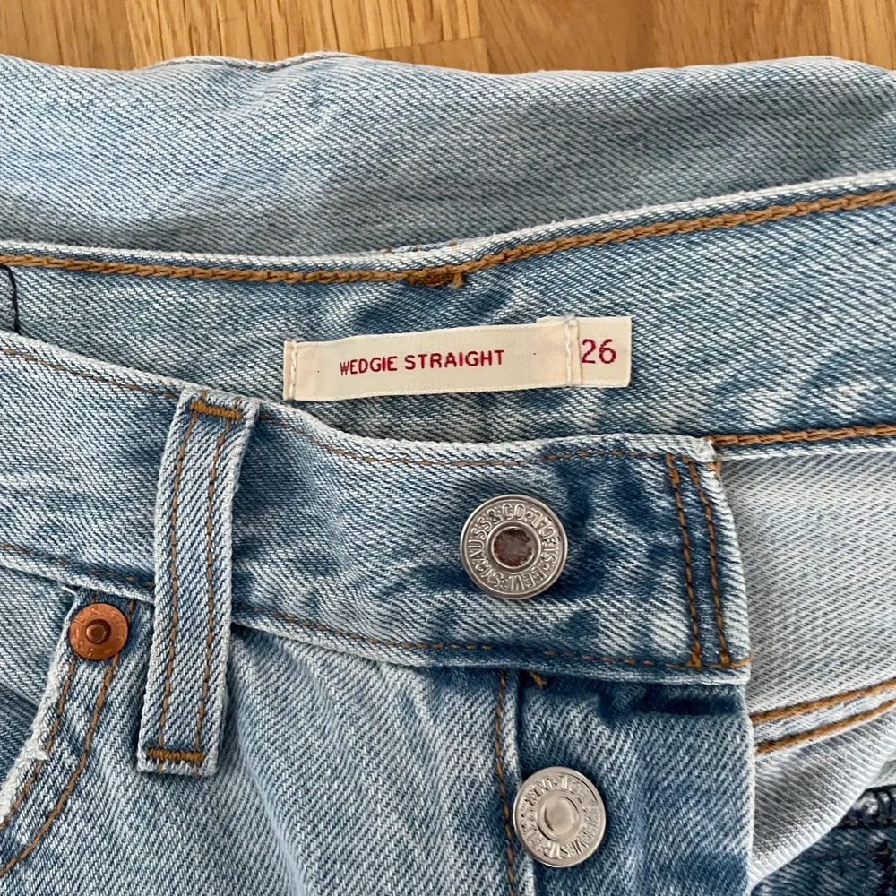 Säljer pga fel storlek! Gott skick och säljer för 300kr! Storlek 26 i midjan och 26 i längden, så något kortare än de andra jeansen jag säljer!. Jeans & Byxor.