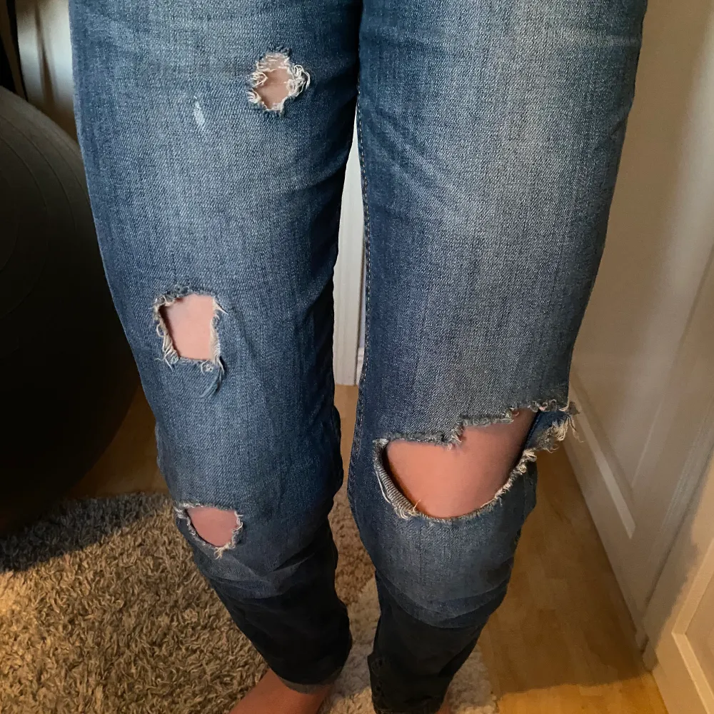 Håliga Levisjeans som varit håliga sen affären. Skönt material i strl för 12 år. frakt ingår. Tvättar såklart innan frakt.. Jeans & Byxor.